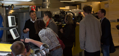 Medierne på besøg ved trykstart af stemmesedler